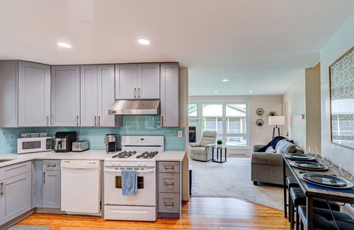 Highland Hills House | Family-Friendly Retreat in Lombard, Chicago Suburb - Sleeps 10