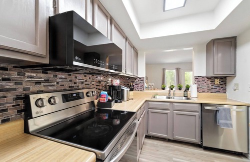 Columbia House | Cozy Home Mins to Hospitals*District*Mizzou*Parks