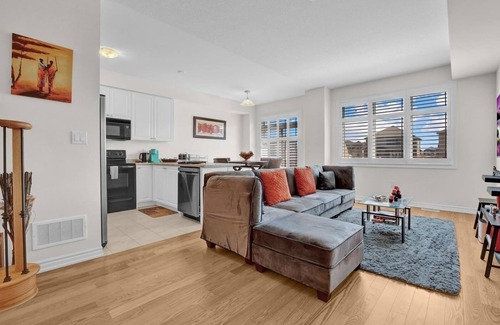 Thorold House | Modern Retreat Minutes from Niagara Falls with Spa & Breakfast