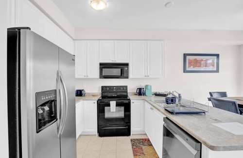 Thorold House | Modern Retreat Minutes from Niagara Falls with Spa & Breakfast