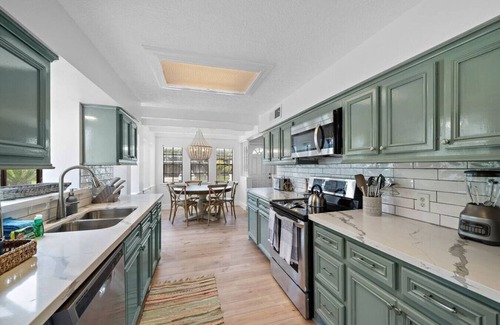 Clear Lake Shores House | Inviting Home Near Kemah Boardwalk with Game Room & Ocean View