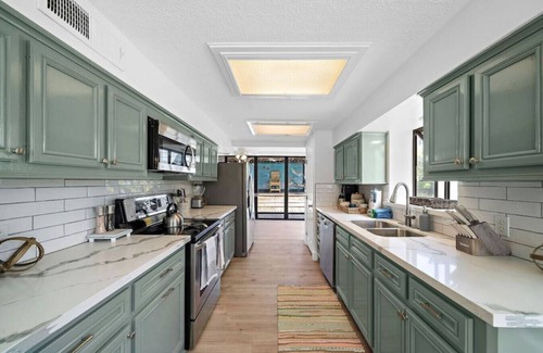 Clear Lake Shores House | Inviting Home Near Kemah Boardwalk with Game Room & Ocean View