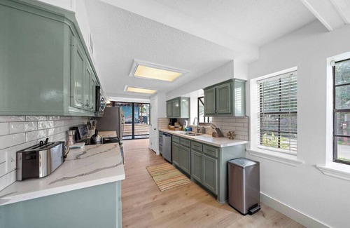 Clear Lake Shores House | Inviting Home Near Kemah Boardwalk with Game Room & Ocean View