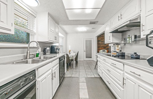 Grand Prairie House | “Cozy home near AT&T Stadium, Six Flags, and Globe Life Field. Perfect vacation.