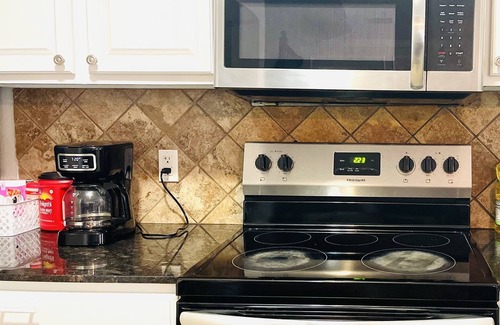 Euless House | Inviting Retreat Near DFW & AT&T Stadium with Kitchen Access