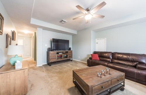 Manvel House | Inviting Retreat Near Houston Medical Center & Galleria