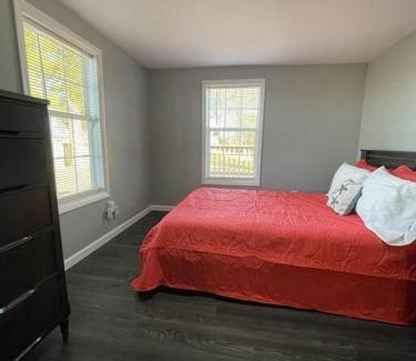 Vandemere House | Cozy Retreat by the Serene Bay River - Pet & Child Friendly