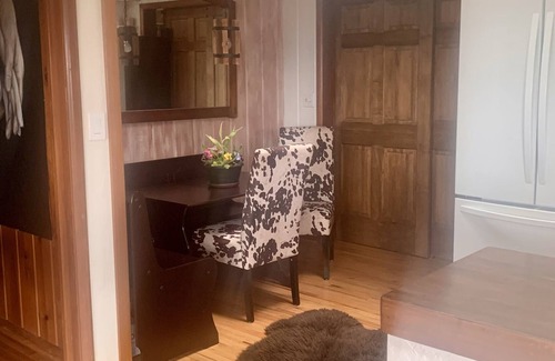 Talent House | Cozy Home Oasis on Acreage