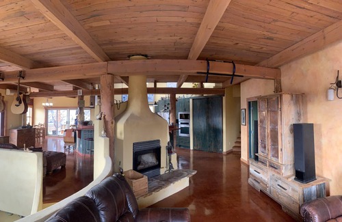 Central Okanagan House | Relaxing Coastal Retreat: Explore with Oceanfront Amenities!