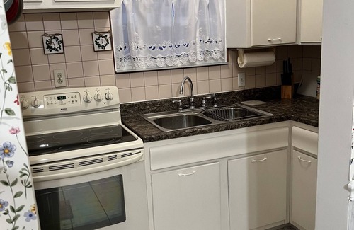 Steubenville House | Comfortable Retreat: Walk to Franciscan & Local Shops