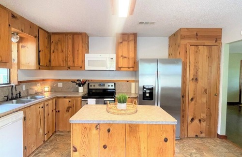 Ozark House | Inviting Home Near the Pig Trail in Scenic Ozarks