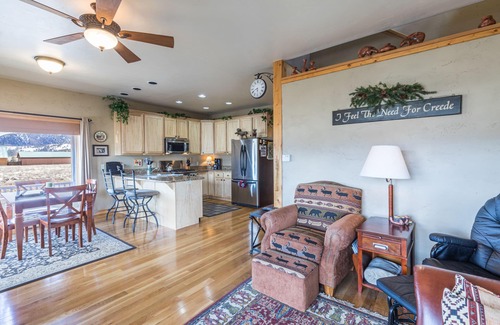 Creede Cabin | Inviting Home with Breathtaking Mountain Views & Kitchen
