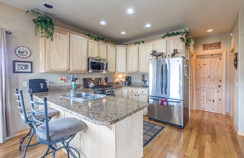 Creede Cabin | Inviting Home with Breathtaking Mountain Views & Kitchen