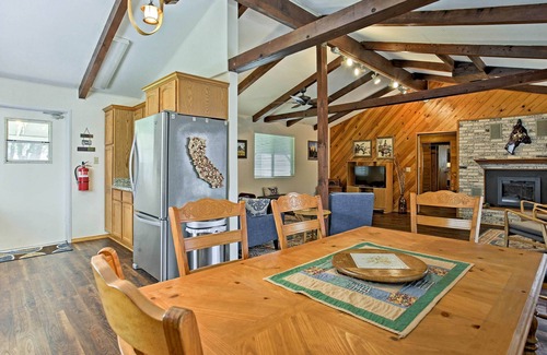 Mariposa Cabin | Inviting Home with Patio, Steps from Yosemite Park!