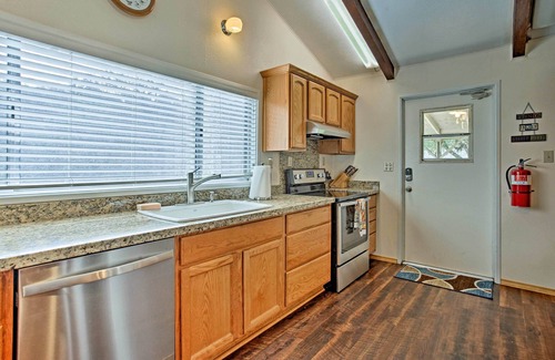 Mariposa Cabin | Inviting Home with Patio, Steps from Yosemite Park!