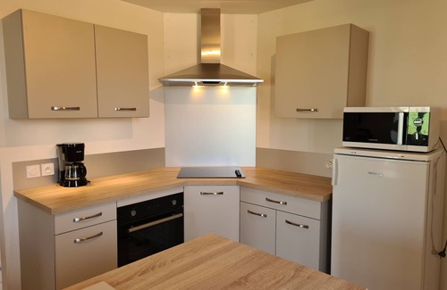 Crevant Cottage | Gite Crevant: Family-Friendly Retreat with Spa and Kitchen