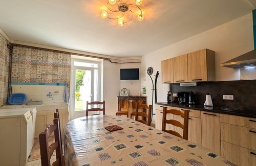 Reuilly Cottage | Cozy Gite Reuilly: Ideal for Couples with Great Amenities