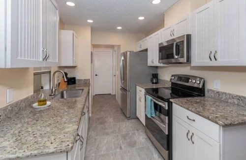 Venice Gardens House | Charming Retreat with Heated Pool, 8 Min from the Beach