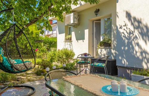 Sarsoni Apartment | Pet-Friendly Retreat at Happy Rentals - 4-Star Comfort