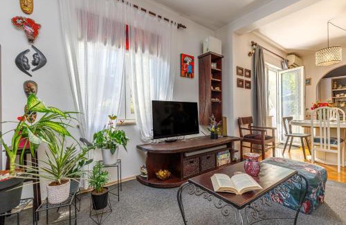 Sarsoni Apartment | Pet-Friendly Retreat at Happy Rentals - 4-Star Comfort