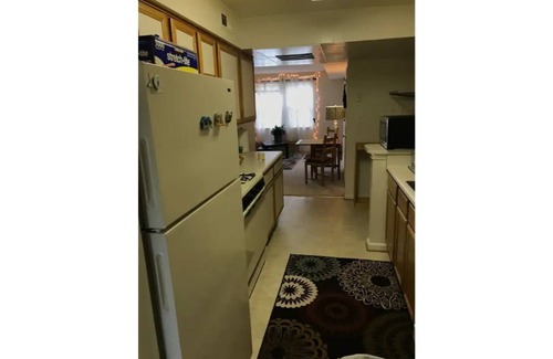 Bethesda Apartment | Charming Retreat Steps from Train and Bus Access