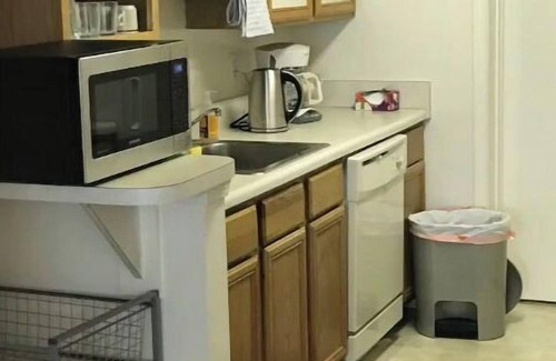 Bethesda Apartment | Charming Retreat Steps from Train and Bus Access
