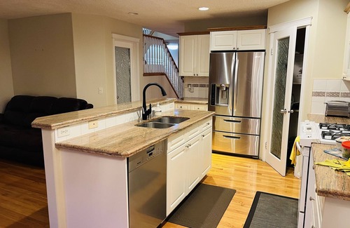 Kensington House | Inviting 3-Bedroom Retreat with Air Conditioning & Parking
