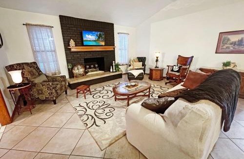 Springdale House | Ideal Homebase in NWA - Pet and Child Friendly Stay