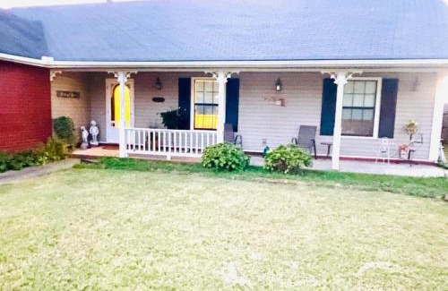 Springdale House | Ideal Homebase in NWA - Pet and Child Friendly Stay