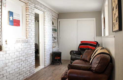 Stephenville House | Charming Home Steps from TSU Campus with Spa & Hot Tub