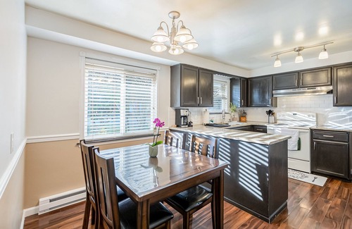 Lacey House | Convenient House Near All Attractions - Pet and Child Friendly!