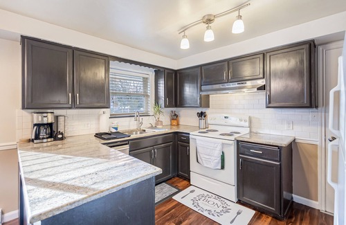 Lacey House | Convenient House Near All Attractions - Pet and Child Friendly!