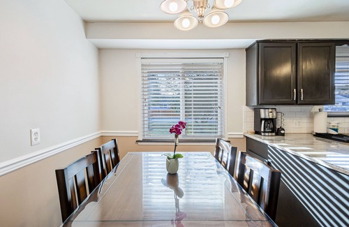 Lacey House | Convenient House Near All Attractions - Pet and Child Friendly!