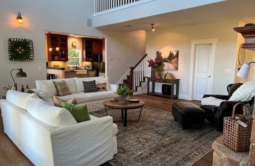 Muenster House | Relaxing Retreat Near Wineries with Hot Tub & Scenic Views