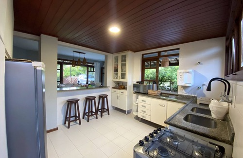Jenipabu House | Inviting House in Guarajuba with Pool, Steps from the Beach