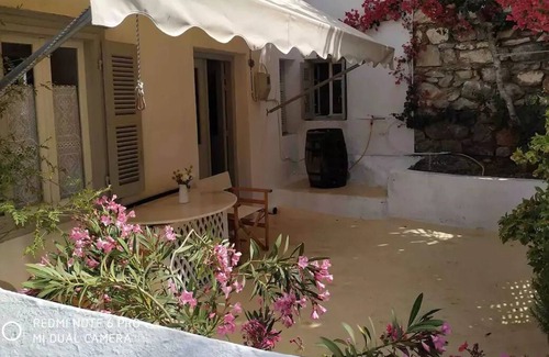 Keratea Apartment | Inviting Kamini House: Family-Friendly Retreat Awaits