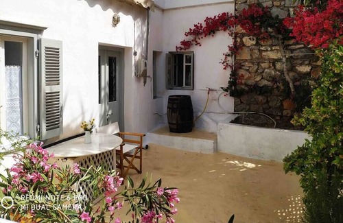 Keratea Apartment | Inviting Kamini House: Family-Friendly Retreat Awaits