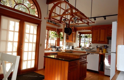 Lynn Valley House | Inviting House in Lynn Valley Near Nature & Attractions