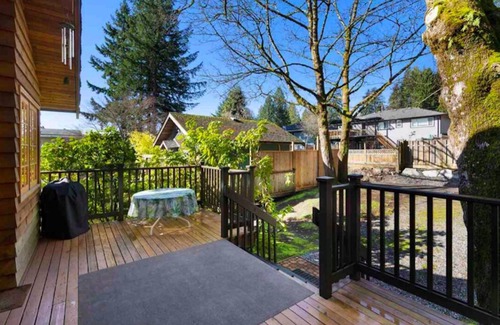 Lynn Valley House | Inviting House in Lynn Valley Near Nature & Attractions
