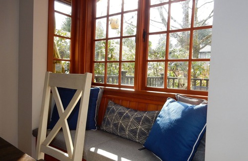 Lynn Valley House | Inviting House in Lynn Valley Near Nature & Attractions