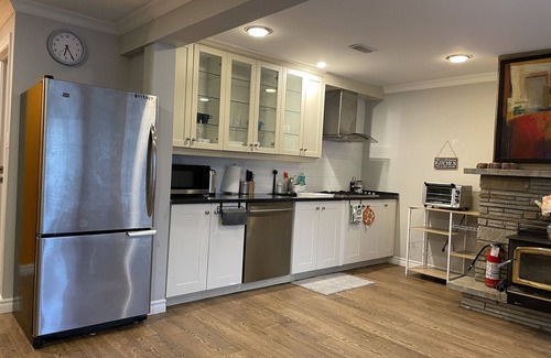 Lakeview House | Charming Retreat in a Peaceful Neighborhood with Breakfast