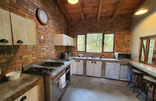 Valle de Bravo House | Charming Woodland Retreat: Pet and Child Friendly Escape