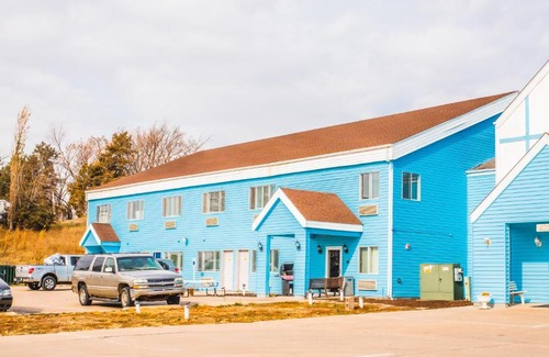 Williamsburg Hotel | Charming Cozy House Inn & Suites with Hot Tub and Breakfast
