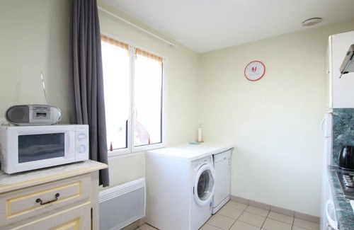 Surtainville Cottage | Spacious Gite Surtainville: Pet-Friendly Retreat for 8