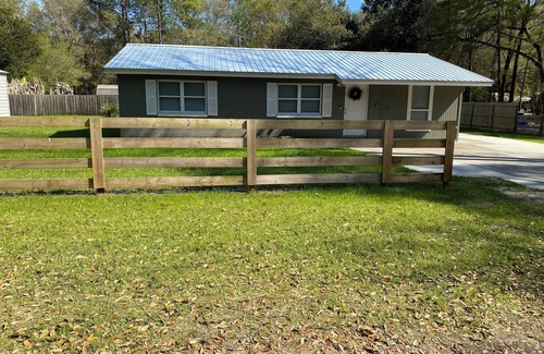 High Springs House | Inviting House Steps from Springs and Town - Rated 10/10