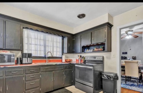 Roanoke House | Comfortable House with Fireplace: Pet & Child Friendly