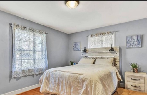 Roanoke House | Comfortable House with Fireplace: Pet & Child Friendly