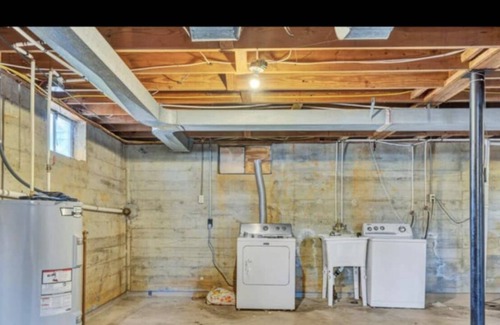 Roanoke House | Comfortable House with Fireplace: Pet & Child Friendly