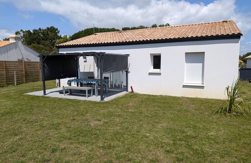 Saint-Reverend Cottage | Comfortable Gite Saint-Révérend with Spa & Family Amenities