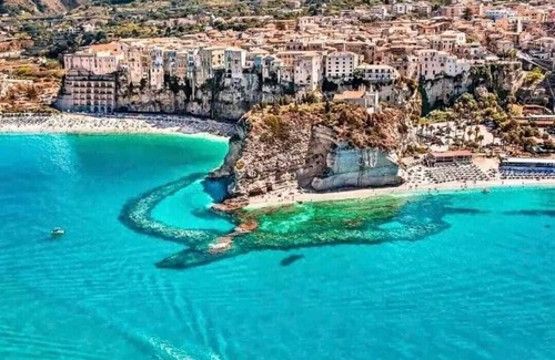 Brattiro House | Charming Retreat with Garden Close to Tropea